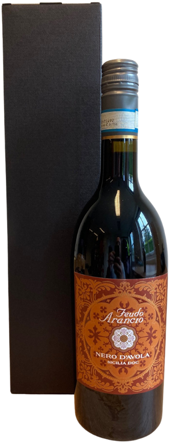 Fles wijn met zwarte kartonnen doos
